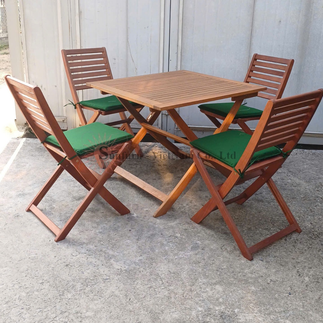 combo-ban-ghe-ngoai-troi-a704-sunfurn-ban-go-vuong-70cm-ghe-go-xep-co-tay-vin-bo-ban-ghe-ngoai-troi-nho-gon-sang-trong